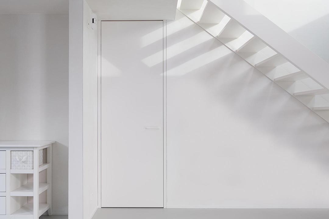 Witte onzichtbare blokdeur D-Frame onder trap