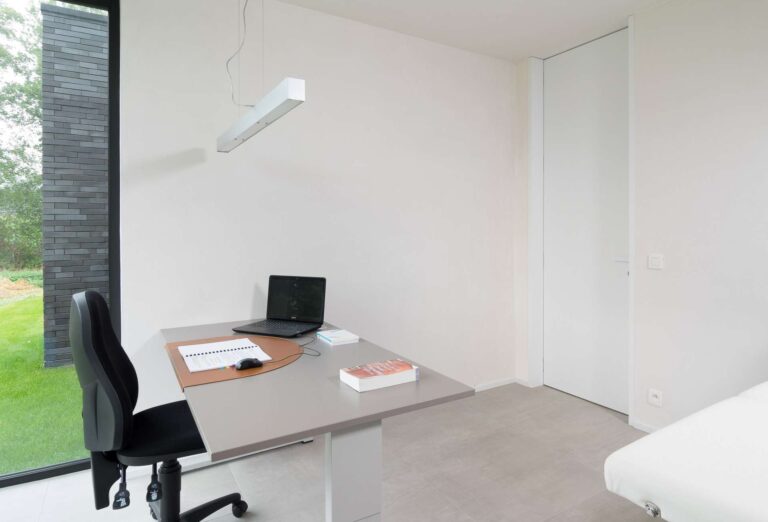 prachtige witte moderne binnendeur voor op je bureau