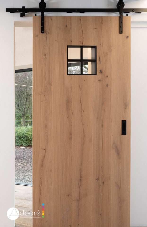 Moderne schuifdeur met houten deurblad