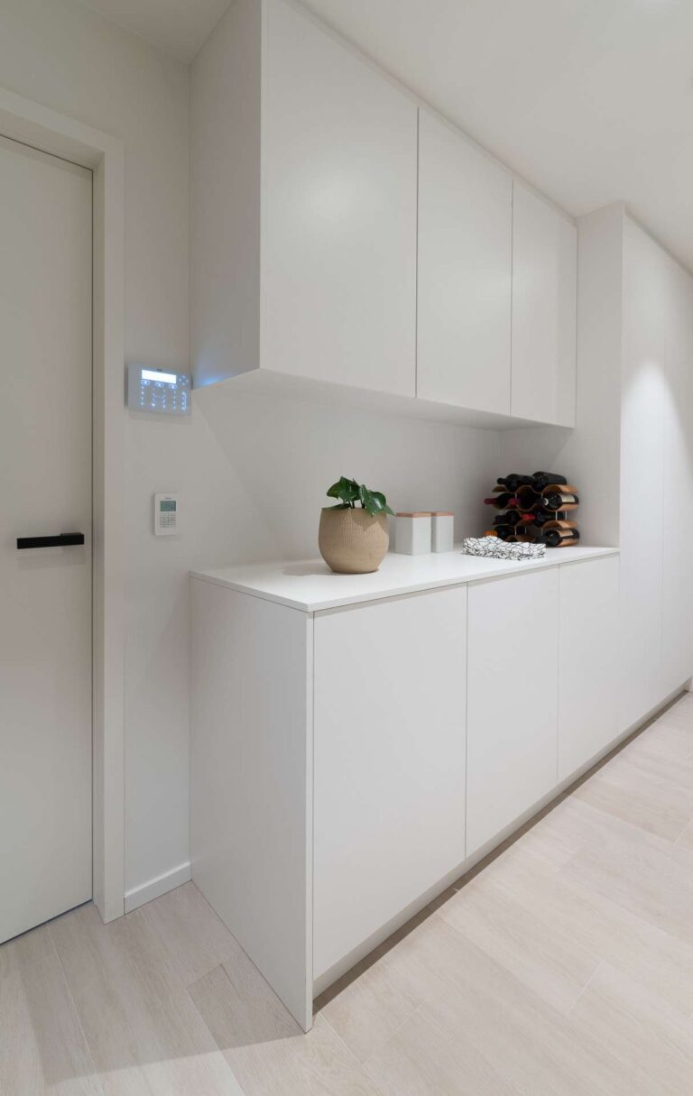 Witte deur met witte keuken