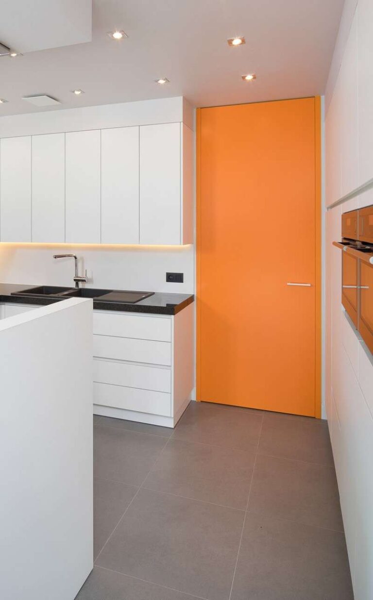 Oranje moderne binnendeur in een witte keuken