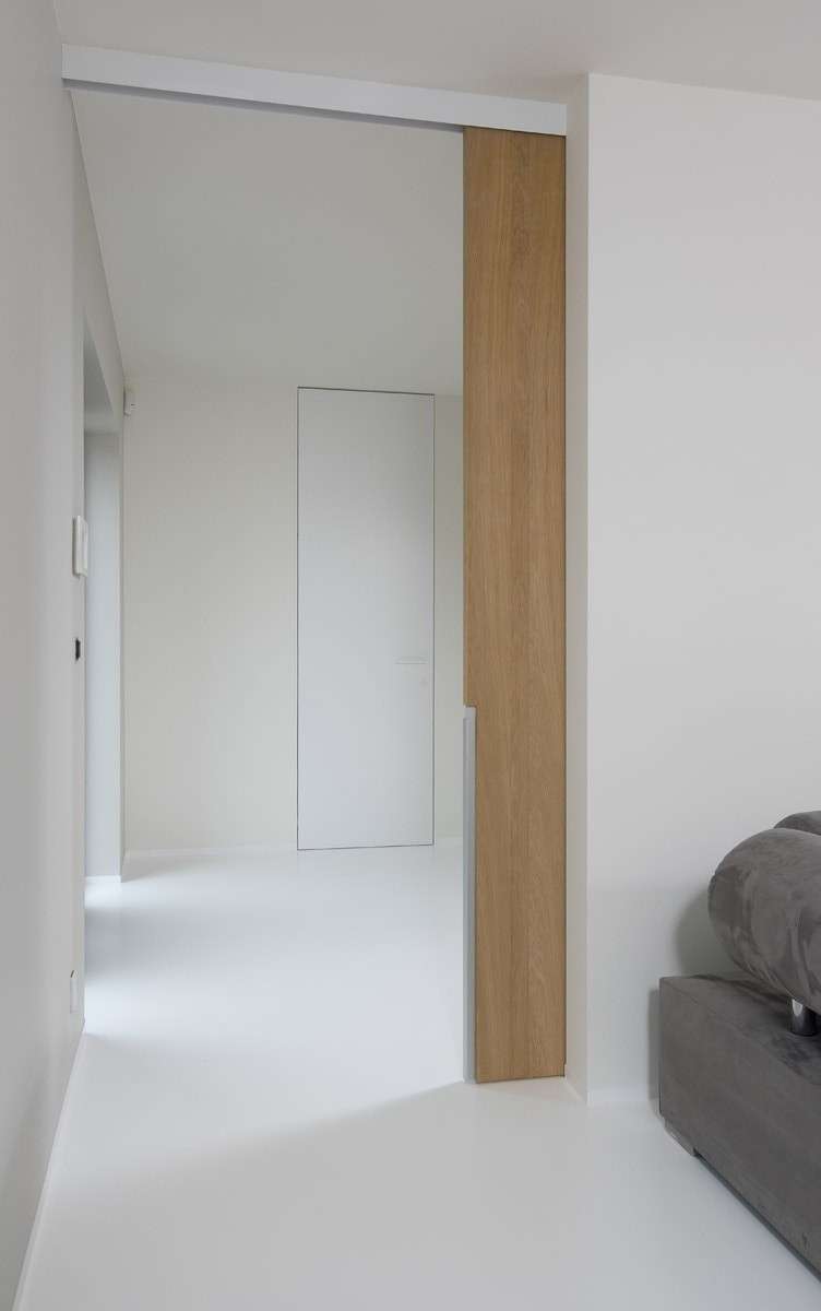 Open houten schuifdeur als binnendeur gebruikt in de woonkamer
