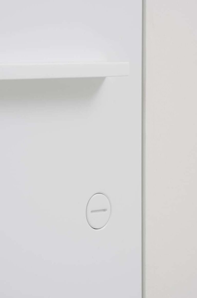 detail van de klink van een moderne witte deur