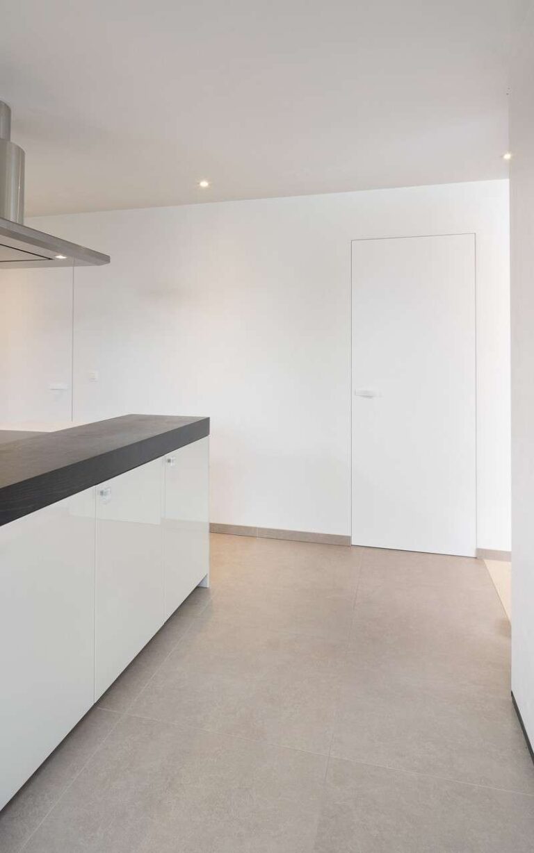 Twee moderne witte deuren met witte deurklinken in keuken