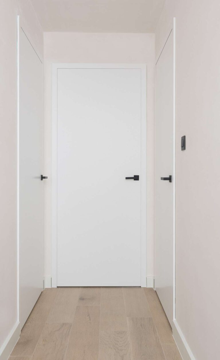 Drie witte binnendeuren op maat gemaakt met zwarte deurklinken
