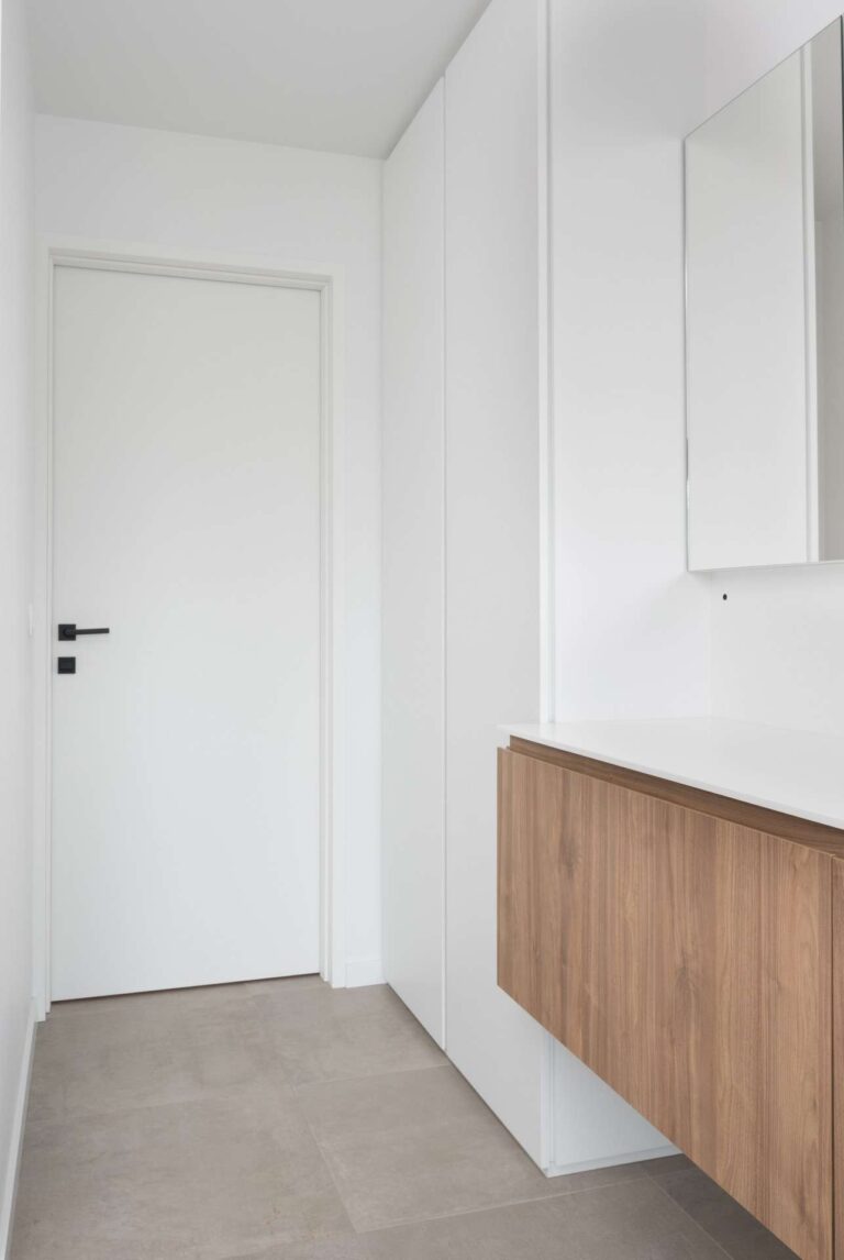 Moderne witte binnendeur met zwarte deurklink