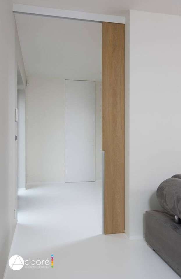 Moderne schuifdeur en plafondhoge deur op achtergrond