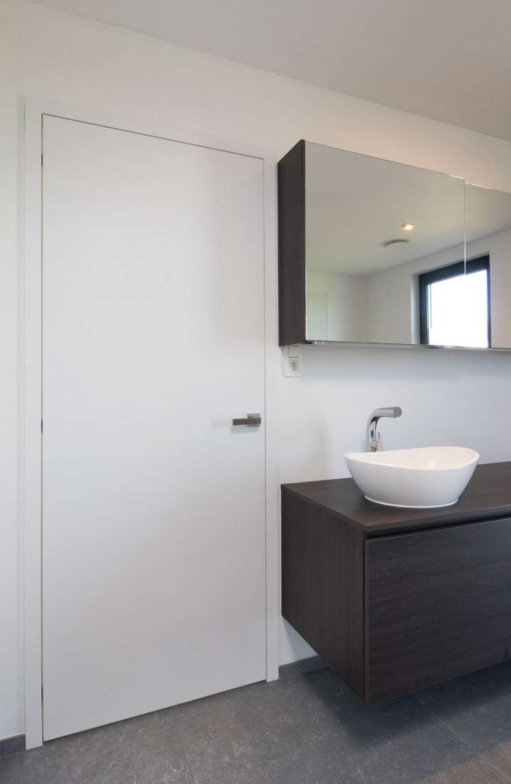 Moderne witte deur in een badkamer