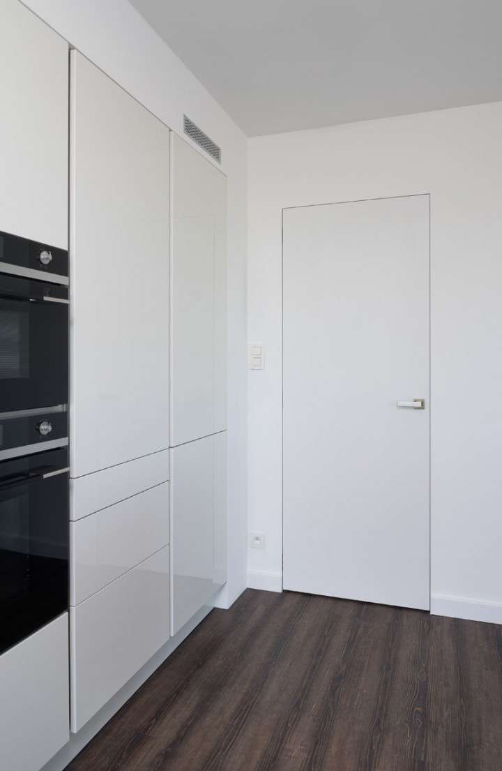 Moderne witte deur in een moderne witte keuken