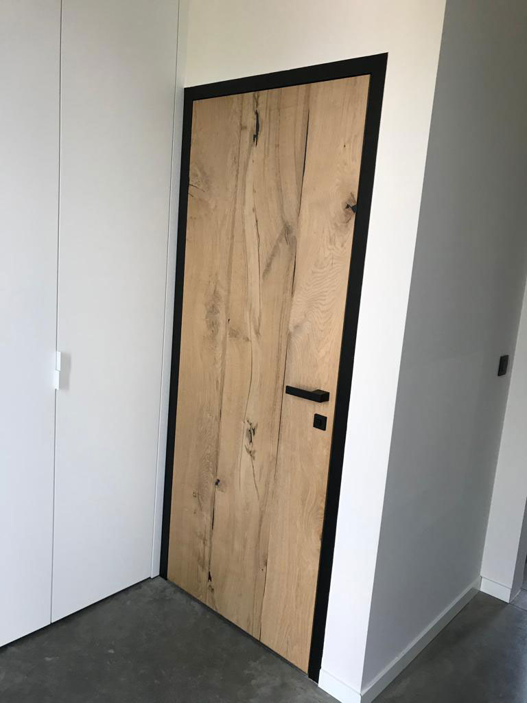 Landelijke deur in hout met zwarte rand