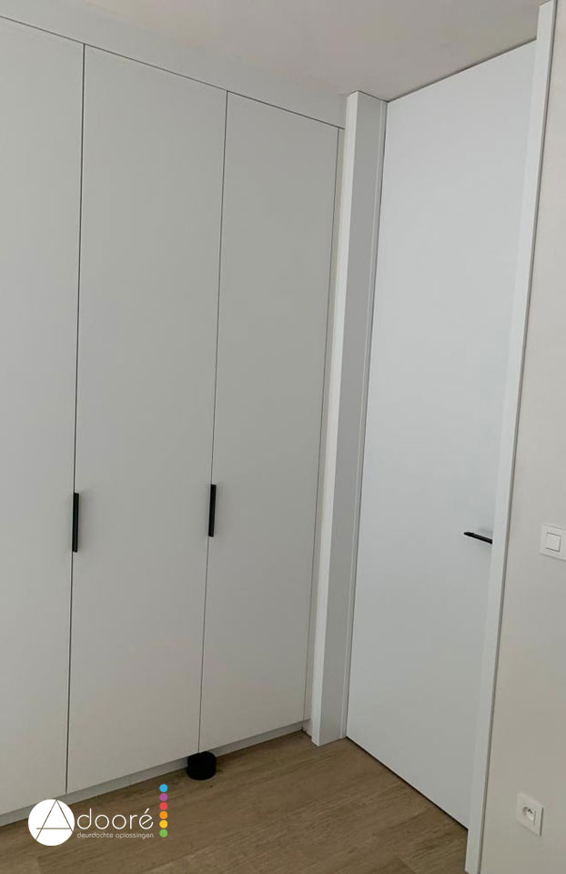 Plafondhoge, witte deur in modern huis