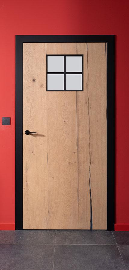 Houten deur met balkenfineer invisible afwerking met rode muur