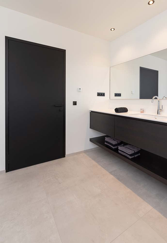 RAL 9005 zwarte SignALUre deur van Adooré in moderne badkamer