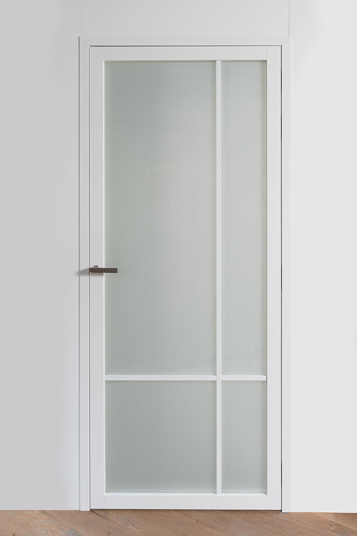 D-frame deur Adooré met steelwood en deurblad met mat glas