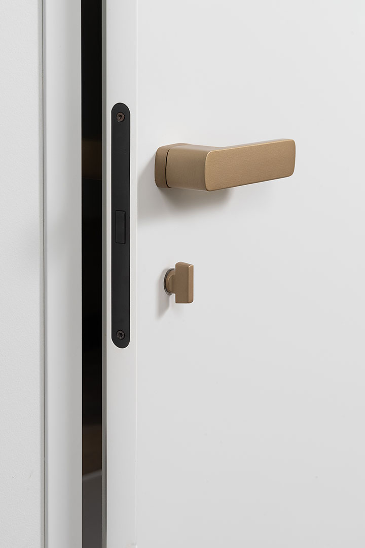 moderne binnendeur met bronzen deurkruk en toiletslot