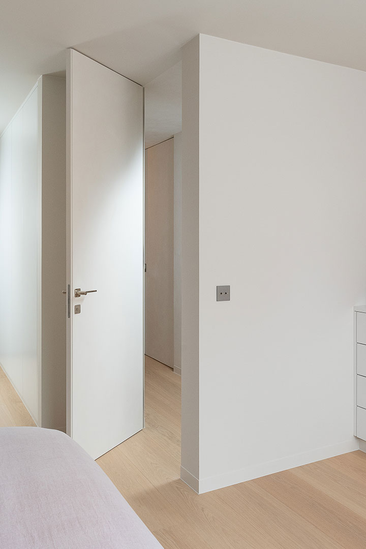 witte blokdeur plafondhoog - Moderne X-Frame deur Adooré