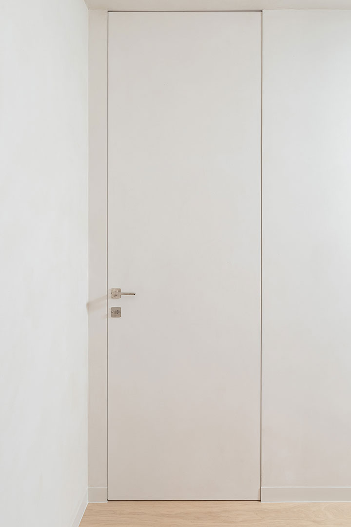 Moderne witte hoge blokdeur - X-Frame deur Adooré plafondhoog