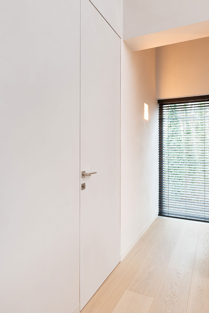 Moderne binnendeur wit X-Frame deur Adooré plafondhoog