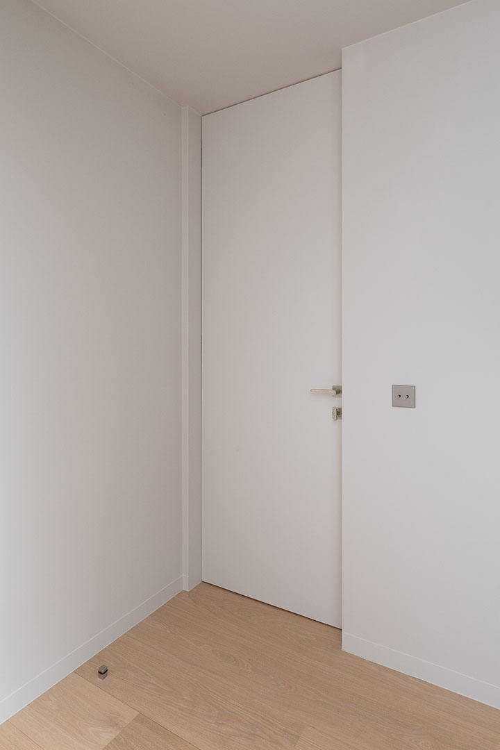 Moderne witte binnendeur - X-Frame deur Adooré plafondhoog